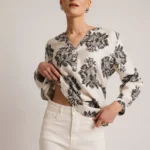 Μπλούζα αέρινη με μανίκι και σχέδια μαύρη SM239BL