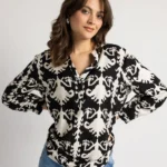 Μπλούζα με εμπριμέ σχέδια μαύρη SM242BL