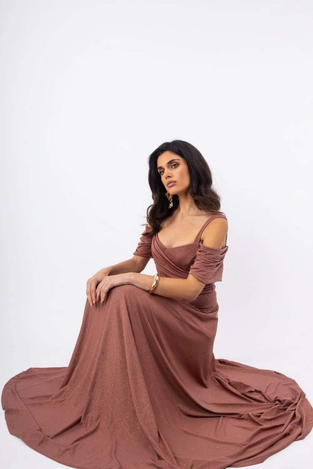 imgi_14_gunaikeio-maxi-forema-terakota-me-glitter-leptes-tirantes-kai-off-shoulder-sxedio (8) Γυναικείο Maxi Φόρεμα Τερακότα με Glitter, Λεπτές Τιράντες & Off Shoulder Σχέδιο KM614 - Image 1