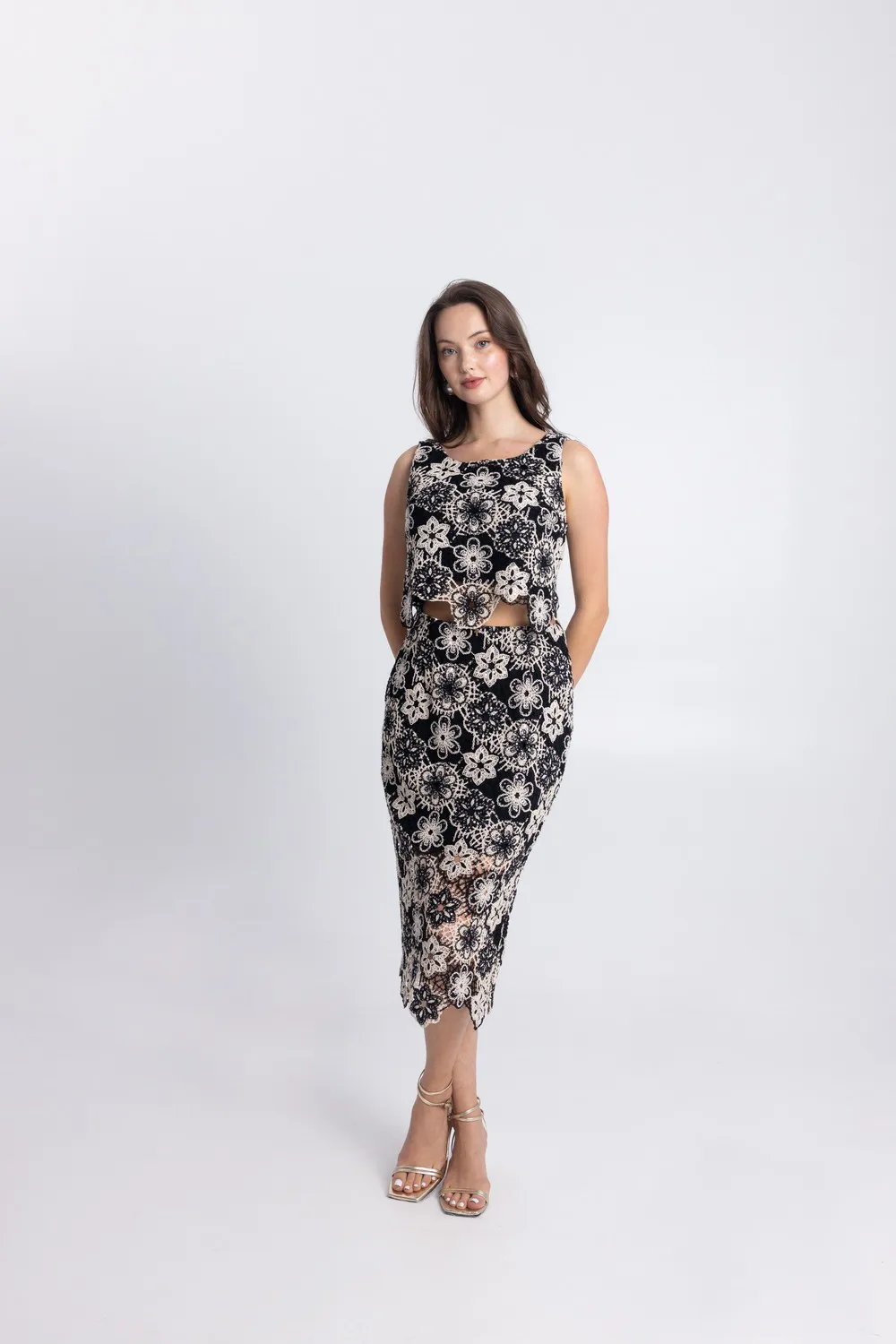 imgi_12_kentito-set-mauro-ekrou-me-cropped-top-kai-midi-fousta (10) Κεντητό Σετ Μαύρο – Εκρού με Cropped Top και Midi Φούστα OPEN KM400 - Image 1