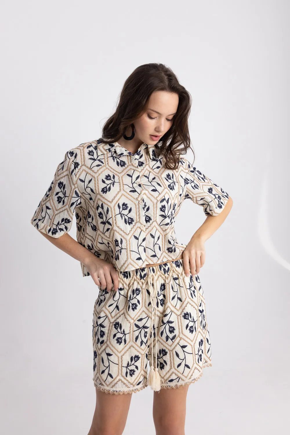 imgi_12_set-ekrou-me-floral-motivo-mplouza-kai-sorts (4) ετ Εκρού με Floral Μοτίβο Μπλούζα & Σορτς KM138 - Image 1